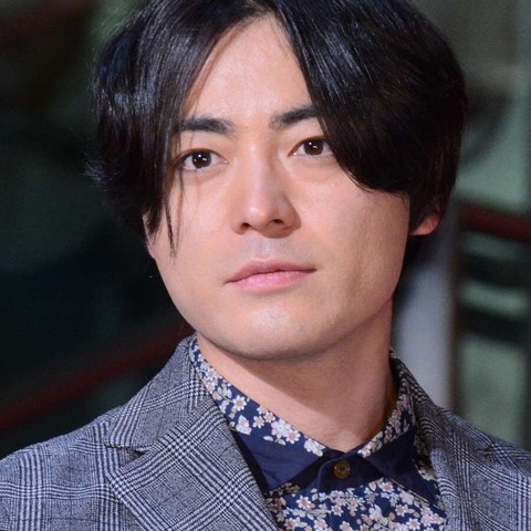 山田孝之、親友の水川あさみに愛あるメッセージ「ちょっとは静かに」 画像