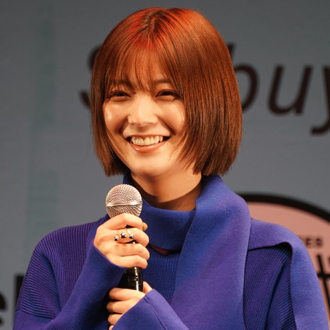 工藤美桜、酔っぱらって服をハサミで切断!? 画像
