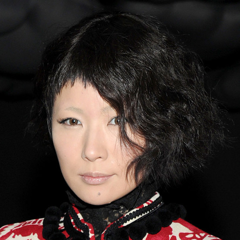 椎名林檎、奇妙なTPO 失礼のないように筋トレしてる!? 画像