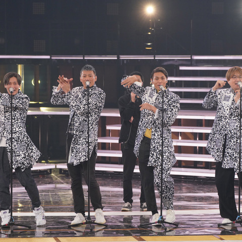 【NHK紅白】純烈、「NHKプラス」のQRコード衣装で登場!?酒井一圭「まわし者みたい」 画像