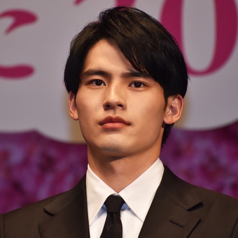 愛助、スーツ姿のオフショ動画公開!「かっこいい」「男前」と好評 画像