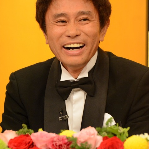 浜田雅功、ファンからの握手求められ、松葉づえの先で対応!? 画像