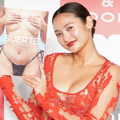 香川沙耶、写真集イベントに“布が少なめ”ドレス姿で登場「後ろを向くとお尻が見えます」 画像