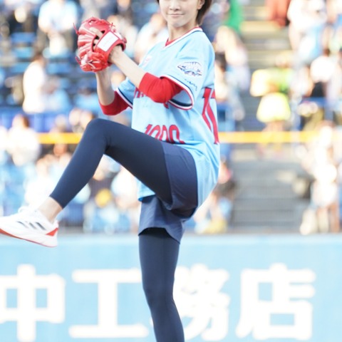 内田有紀、始球式で見事な投球フォームを披露…リベンジならずも「感謝を込めて」 画像