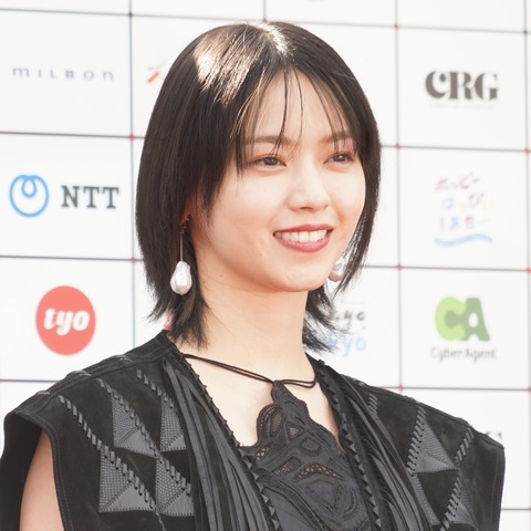 西野七瀬&山﨑天、国際短編映画祭のレッドカーペットセレモニーにブラックドレスで登場 画像