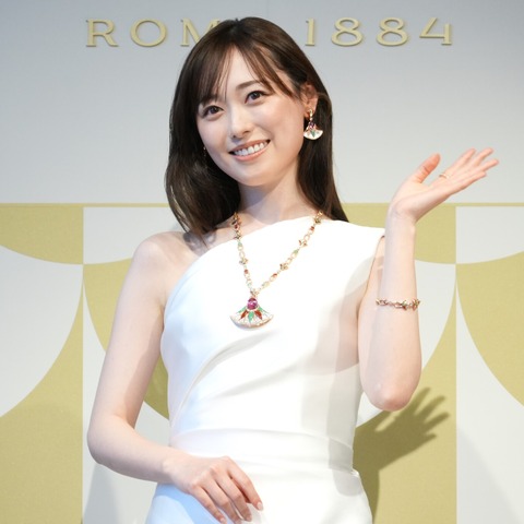 福原遥、ブルガリアンバサダー就任！白いドレス姿で「恋に落ちました」 画像