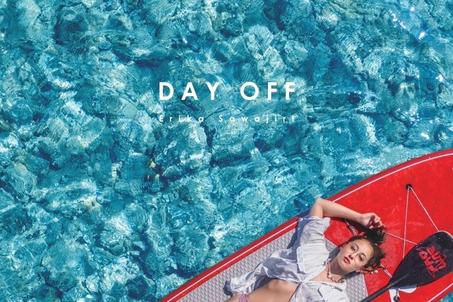 沢尻エリカ、サーフボード上でくびれ＆美脚披露！約20年ぶりの写真集『DAY OFF』表紙カット公開 画像