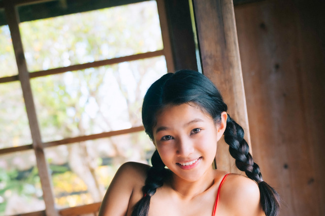 ホリプロの秘蔵っ子・虹咲カリナ、人生初の虹色ビキニや純真無垢な制服姿を収録！1st DVDが発売決定 画像