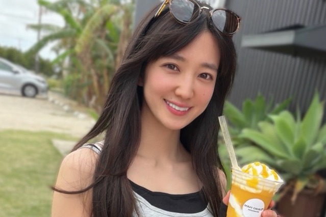 「日本一可愛い剣道女子」佐藤あかり、ショーパン姿で美脚スラリ！宮古島でのオフショット公開 画像
