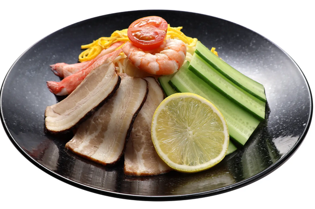 餃子の王将、炭火焼チャーシューとレモン風味の自社製麺「冷し中華」10日より販売開始！ 画像