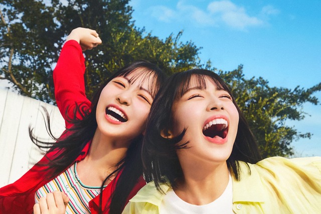 日向坂46「Kind of love」ジャケット公開！「走れ！笑え！」躍動感爆発のアートワーク 画像