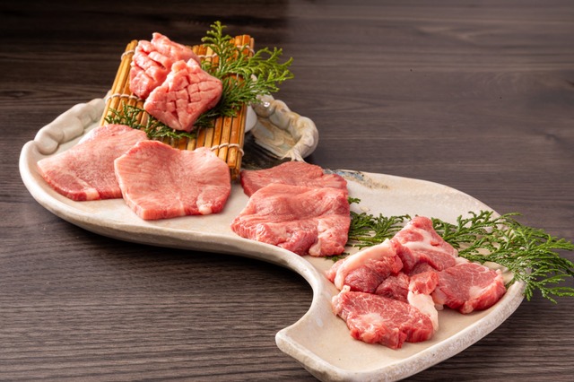 黒毛和牛のタン1本を余すことなく味わえる！大阪の焼肉店「牛次郎」が新メニュー「黒タン一頭盛り」17日より提供開始 画像