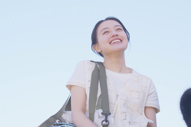 上坂樹里が「niko and ...」新CMキャラクターに就任！海辺で描く「2回目の出会い」 画像