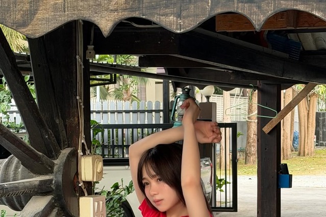 池本しおり、赤いクロップドTシャツでくびれ＆腹筋披露！2nd写真集のセクシーカット公開 画像
