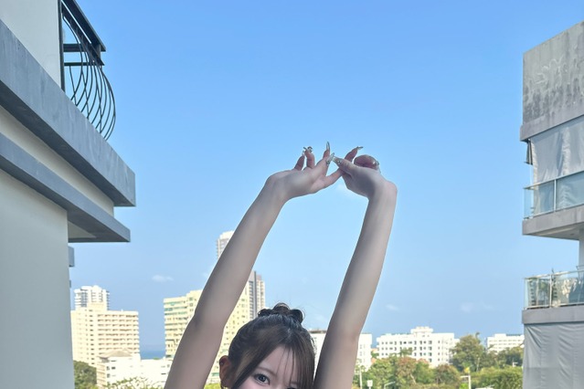 スパガ鎌田彩樺、黒レースランジェリー姿で“おはよう”伸びショットに反響 画像