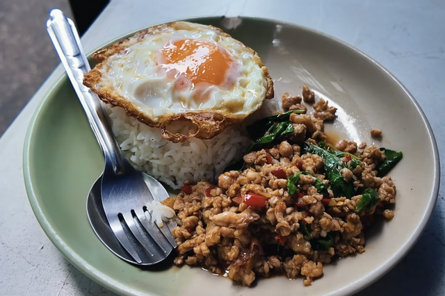 【アジア美食レポート】路地裏50バーツから和牛まで！一度は食べたいバンコク“絶品ガパオ”3選 画像