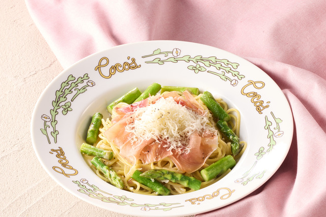 熟成生ハムと旬のアスパラガスを使ったクリームパスタも！ココス、5月限定メニュー3品を販売 画像