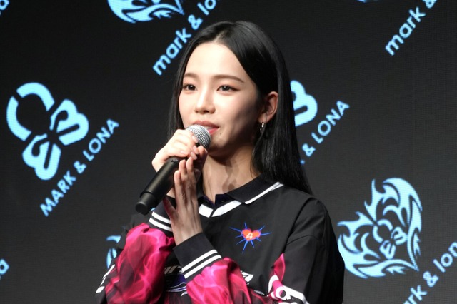 aespaカリナ、キュートなゴルフウェア姿で登場！ドームツアーを終え日本のファンに感謝「気合をもらっています」 画像