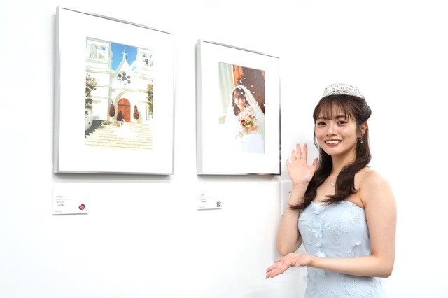 宮田愛萌が28歳の誕生日に写真展を開催！ドレス姿で登場し「ちょっとお姉さんな感じに…」 画像