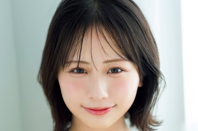 ≠MEの尾木波菜が『FLASH』で初グラビア！美肌きらめく“圧倒的透明感”で魅了 画像