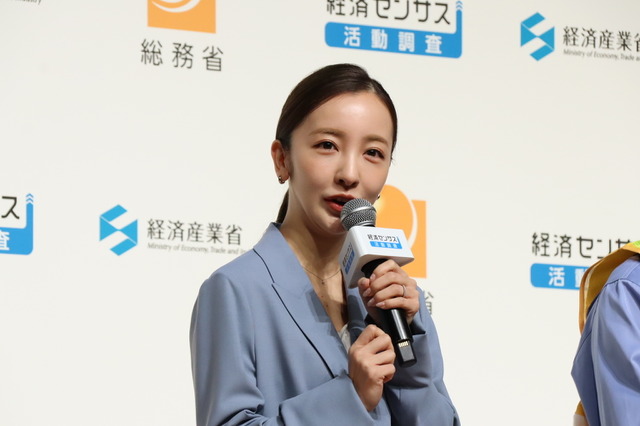 板野友美、美脚際立つミニスカ姿披露！娘とおそろいコーデも 画像