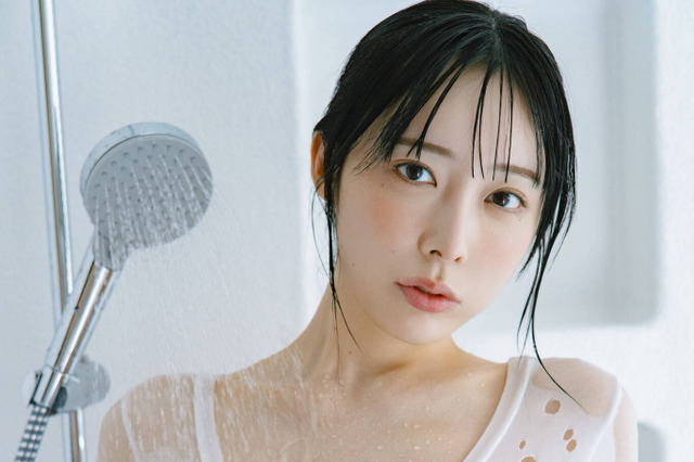 七海りお、花柄のビキニ姿でグラビア登場！スタイルの良さが際立つカット掲載 画像