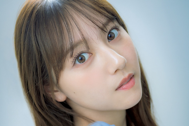 日向坂46・平岡海月、ドレス姿で“純度100％”の透明感あふれるグラビア披露！ 画像