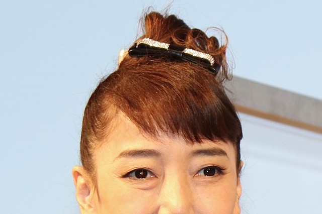 太田光代、顔の左側に大きなガーゼ！「とんでもない事態に見舞われている」 画像