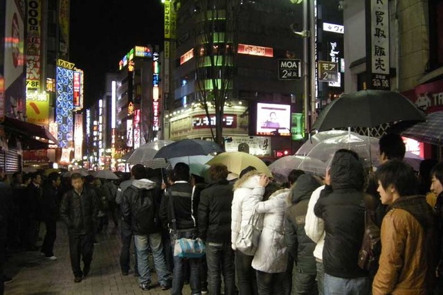 深夜から1,000人超の列――ヤマダ電機、新宿に初出店 画像
