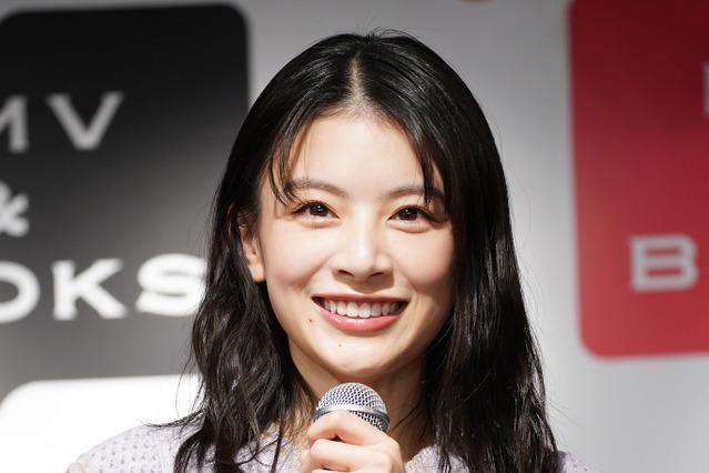 「令嬢すぎる」表紙に登場した出口夏希の衣装に注目 画像
