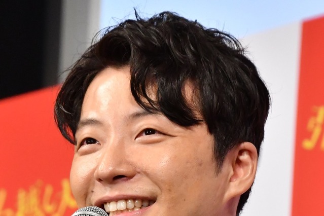 星野源、アッシュピンクにヘアカラーチェンジ！「髪色めっちゃ似合ってて素敵です」とファン絶賛 画像