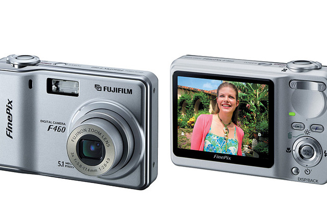富士写、実売3万円前後の薄型軽量デジカメ「FinePix F460」 画像
