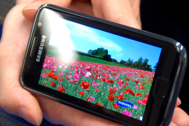 「究極のディスプレイ、3Dに見えるくらい鮮明」――サムスンスマートフォン「Wave」「GALAXY」 画像