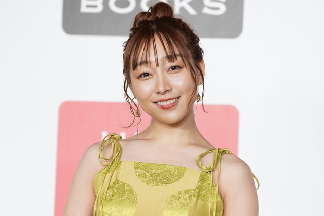 須田亜香里、写真集お渡し会の様子を公開！全力でファン対応する姿に「来てくれた人全てに神対応」の声 画像