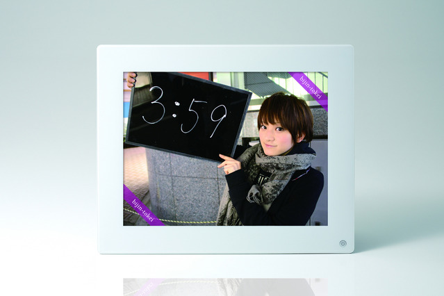 美人時計機能を追加したスリムボディのデジタルフォトフレーム 画像