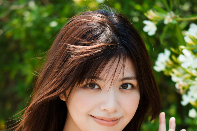 里仲菜月と松田実桜が夏全開の水着グラビア！フレッシュな笑顔や大人びた表情も収録 画像
