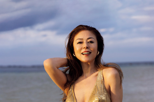 武田久美子、23年ぶりとなる写真集発売！圧巻のスタイルとセクシーさを見せつける先行カットを公開 画像