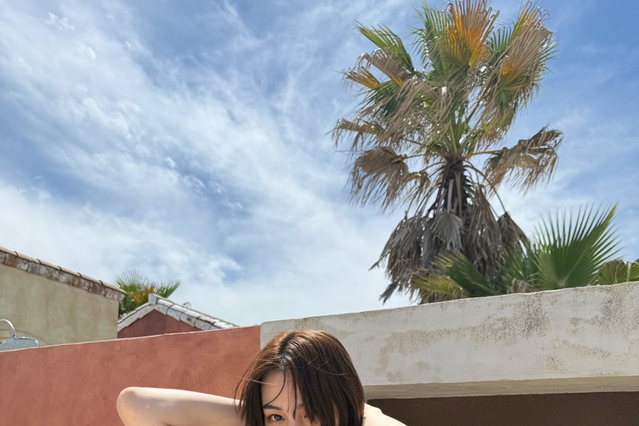 のん、鮮やかブルーコーデの夏らしいスタイリング披露！ 画像