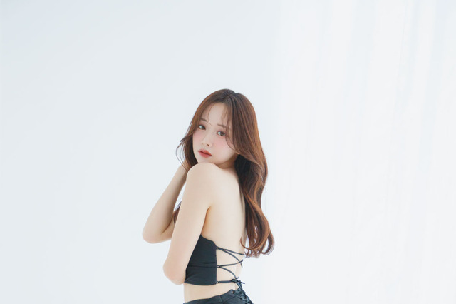森香澄、美背中際立つ黒ドレス姿！……初の美容本『戦略的かわいいの作り方』先行カット 画像