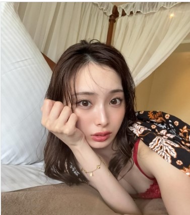 元NMB48・梅山恋和、赤ランジェリーがチラ見のオフショット公開！「めっちゃ可愛いですね」と反響 画像