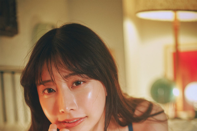 鈴木優香、デジタル写真集『艶めく肉厚の葉』発売！妄想膨らむ誌面カット公開 画像