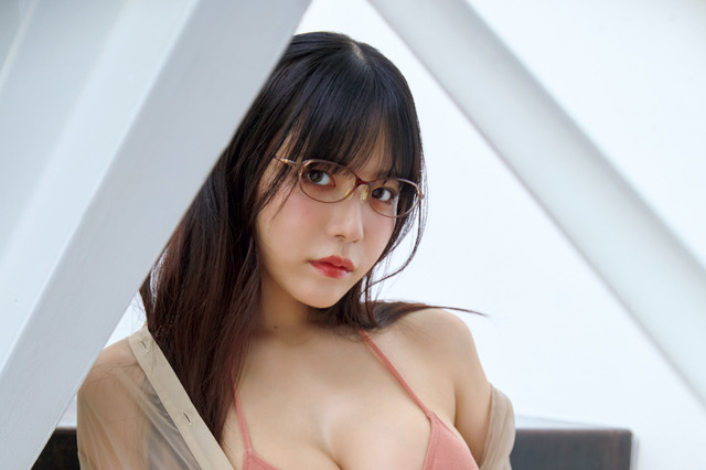“最強グラマラスボディ”東雲うみが表紙＆巻頭30Pを飾る『FRIDAY』グラビアMOOKが発売 画像