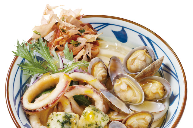 丸亀製麺、夏の新定番『冷たーい旨塩うどん』が21日より登場！今年は海鮮＆ねばとろの新作2品も 画像