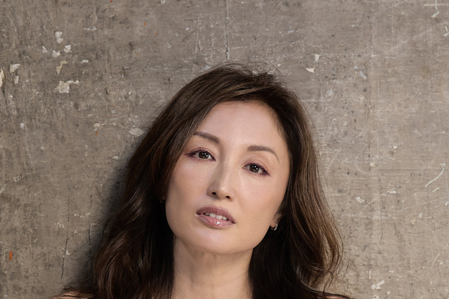 井上晴美、27年ぶりに『FRIDAY』復活！ラストグラビアを収めた写真集2冊同時発売！ 画像