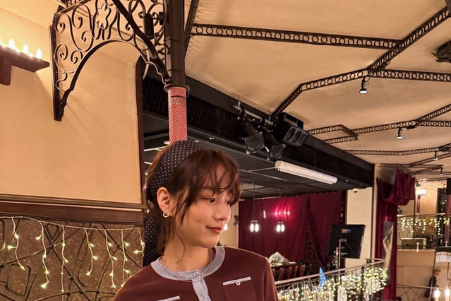 のん、ドラマのオフショットを公開！花柄＆ドットのスカーフを取り入れたコーデが「着こなしていておしゃれ」と好評 画像