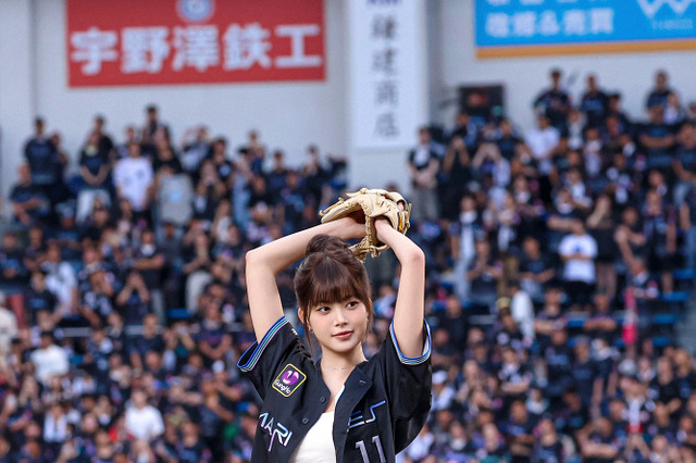 「勝利の女神」としてSNSでも反響！LE SSERAFIM・HONG EUNCHAEが千葉ロッテ戦で始球式に初登場　 画像