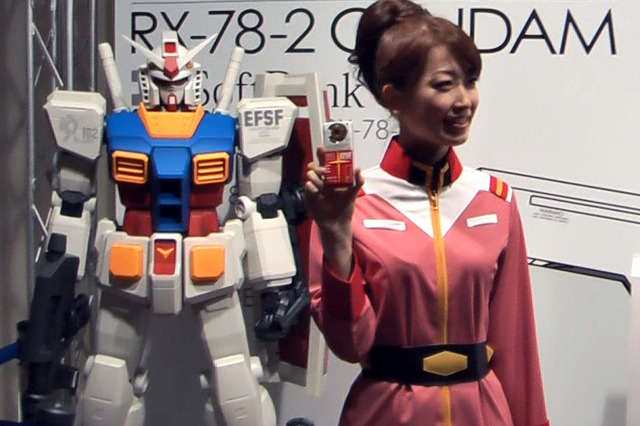 ガンダム携帯第2弾予約開始！――充電台に完全オリジナルのガンダムプラモデル 画像