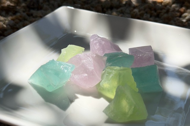 ハーブ香る“宝石”和菓子！「出雲ハーブの雫」「出雲ハーブの縁」、あべのハルカスで26日より発売 画像