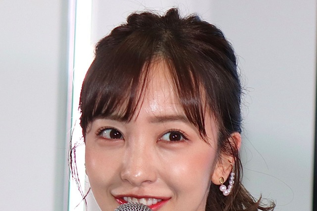 板野友美、違和感ゼロの“現役JK”制服姿を公開！「学生恋愛してみたかった」本音に反響 画像