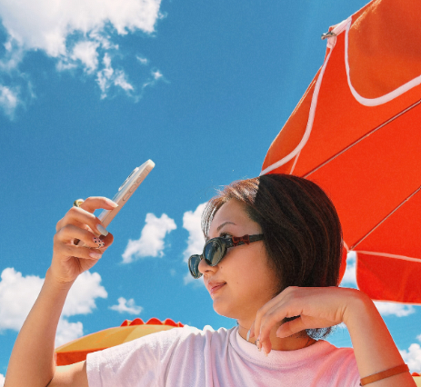 「夏が似合いすぎ！」武田玲奈、Tシャツにショートパンツ姿のオフショ披露！ 画像